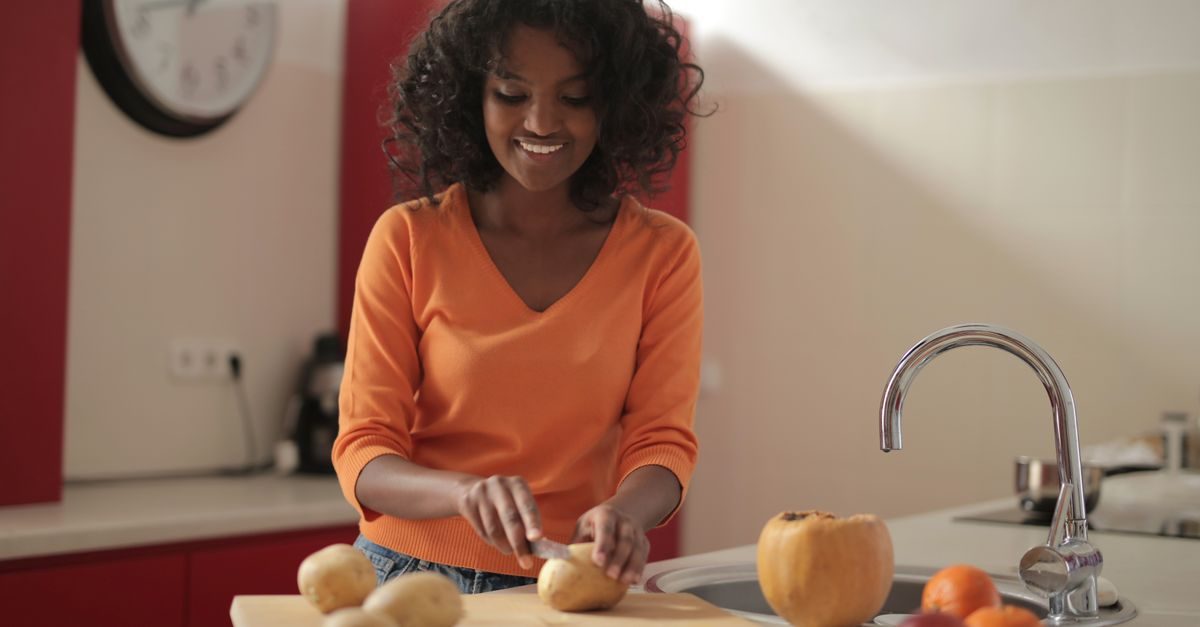 Préparation en cuisine, site web soigné pour traiteur et restaurant à Dakar