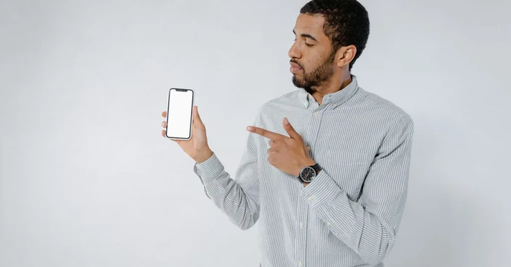 Homme africain présentant une application mobile sur smartphone